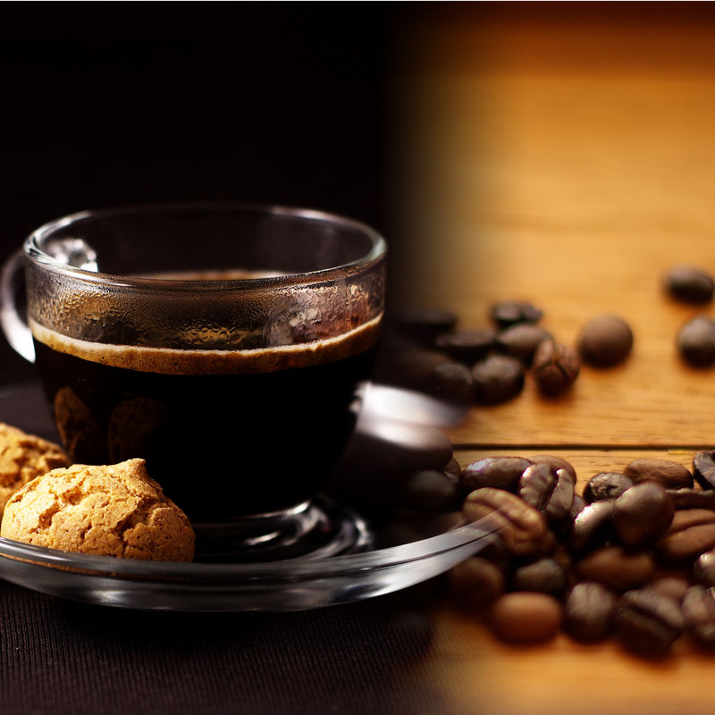 咖啡学院-一杯浓缩咖啡和咖啡豆-一杯咖啡和美味的饼干-象征性的形象-咖啡背景-棕色背景-闭合