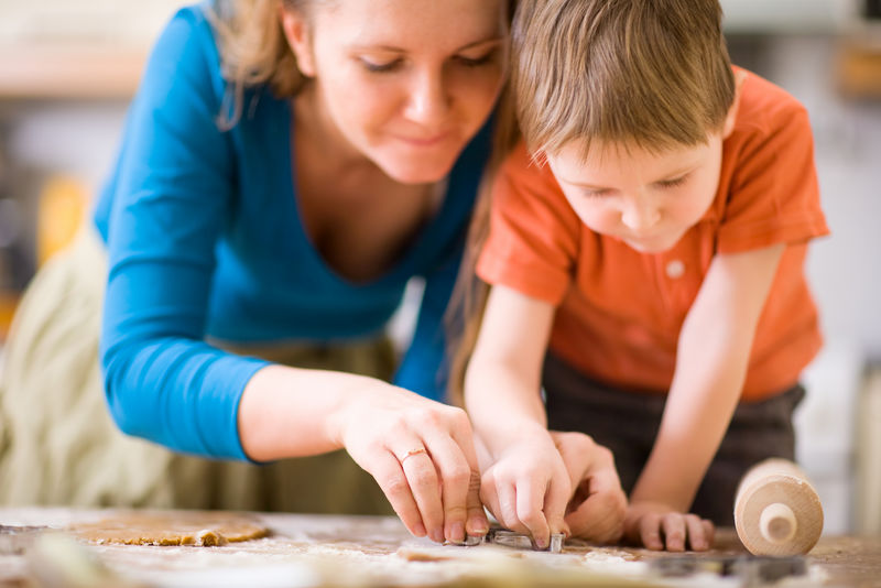 年轻的母亲和儿子在厨房做饼干