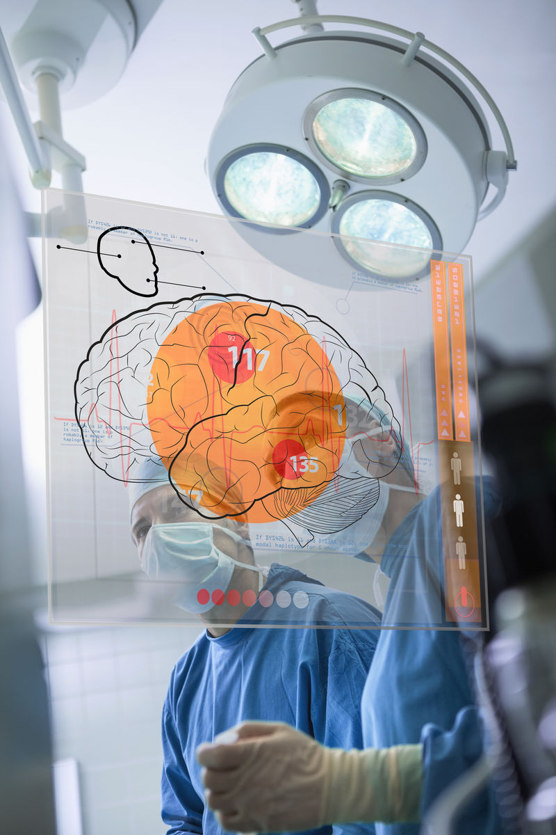 两个外科医生在界面上观察大脑