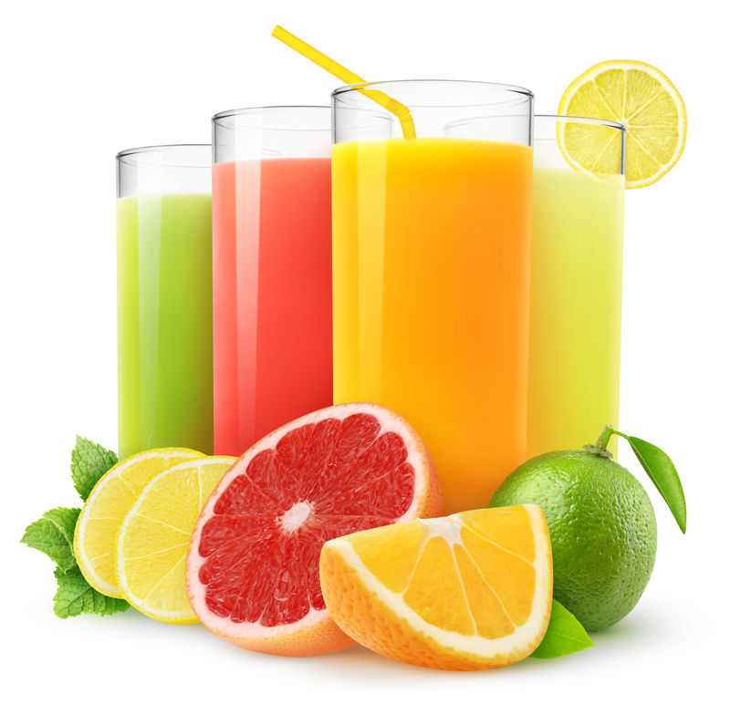 隔离饮料-一杯新鲜的柑橘汁（橙汁葡萄柚汁柠檬汁酸橙汁）和切碎的白底水果