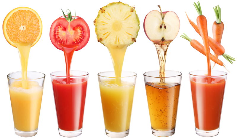 概念形象-新鲜的果汁从水果和蔬菜倒在玻璃杯中-孤立在白色背景上