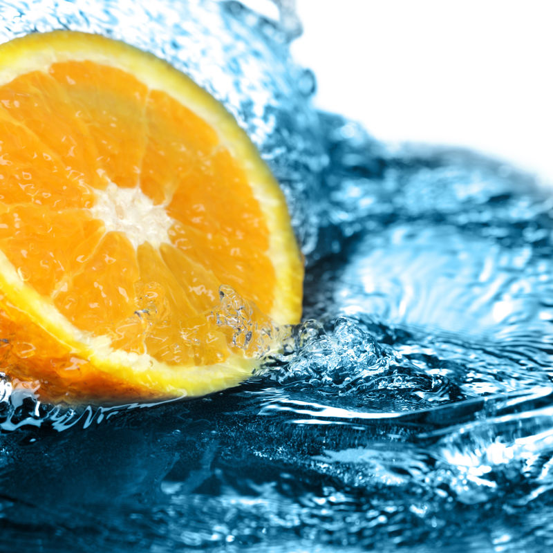 水中的柑橘
