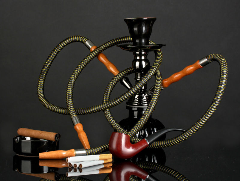 吸烟工具-在黑色背景上隔离的水烟雪茄香烟和烟斗