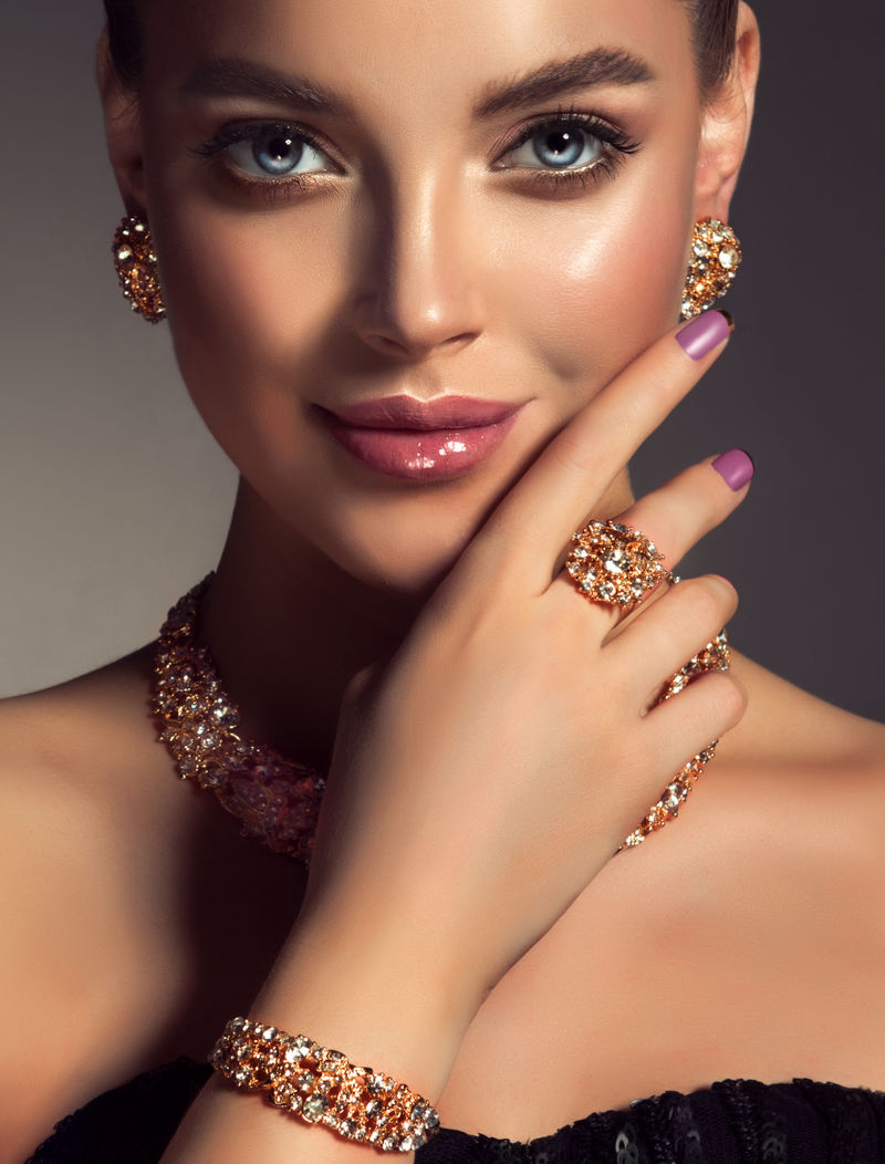 戴着珠宝的漂亮女孩-一套女人用的珠宝项链耳环和手镯-美容和配饰