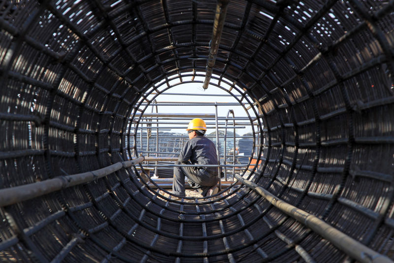 施工现场钢筋构件及工人