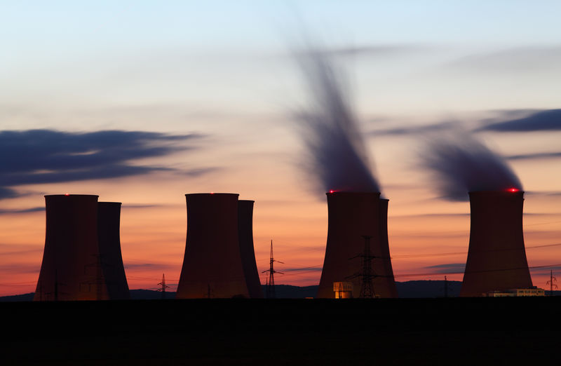 日落前的核电站