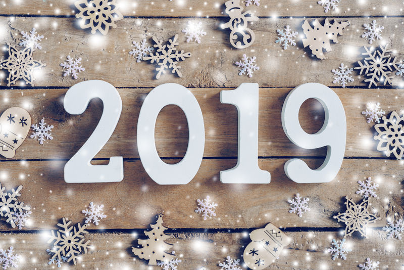 木纹数字构成了2019年的数字-为新的一年和白色的雪花在乡村木背景