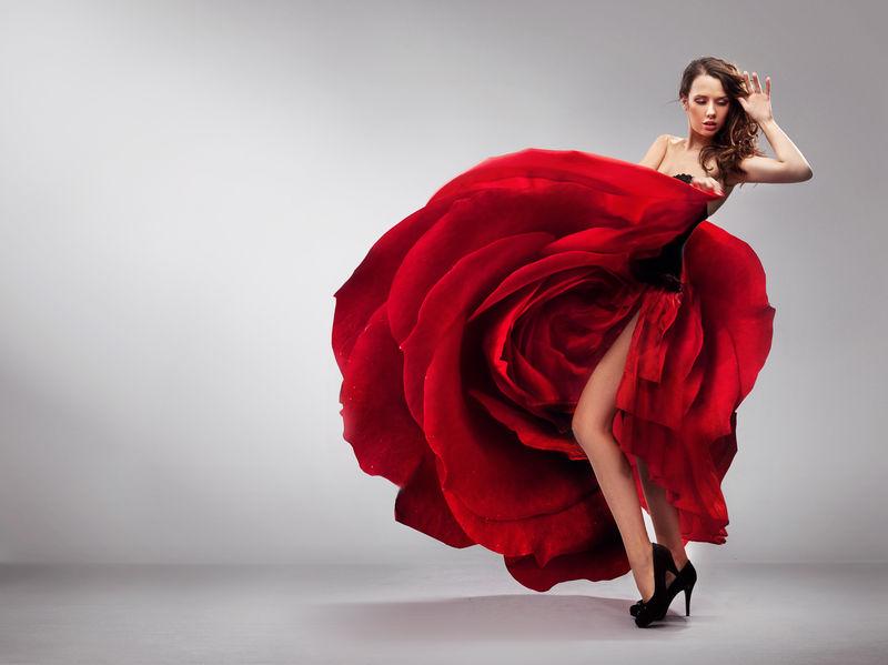 穿着红玫瑰裙的漂亮年轻女士