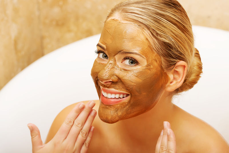 一个快乐的女人戴着巧克力面具的脸
