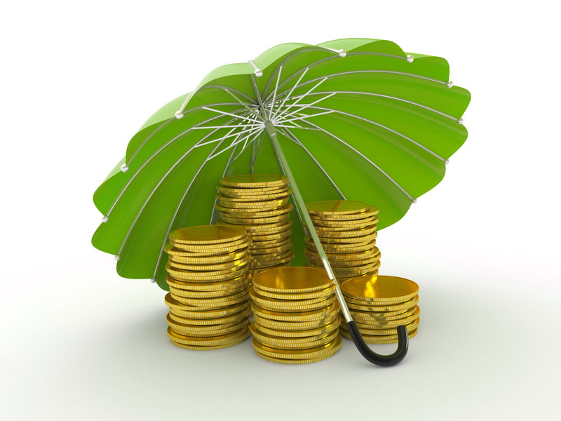 绿色雨伞覆盖的一堆金币