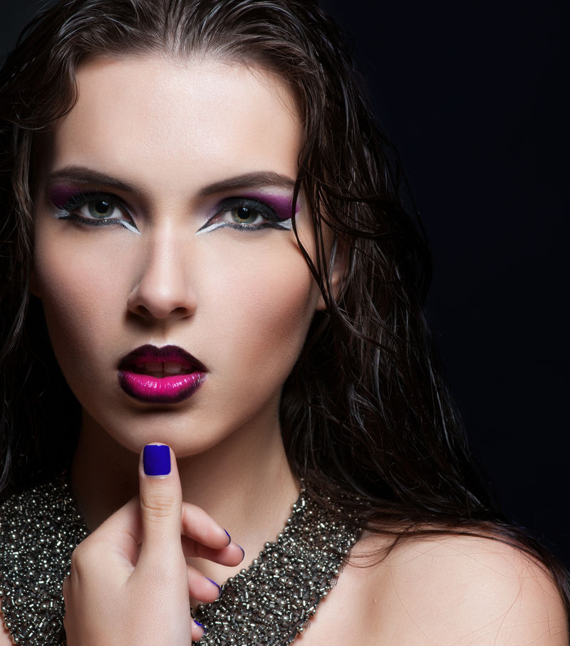 美妆-紫色化妆品和Colorful Bright Nails-漂亮女孩特写肖像