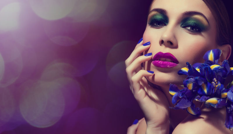 漂亮的时尚女孩的脸-化妆-化妆和修指甲-指甲油-美丽的皮肤和指甲-美容院
