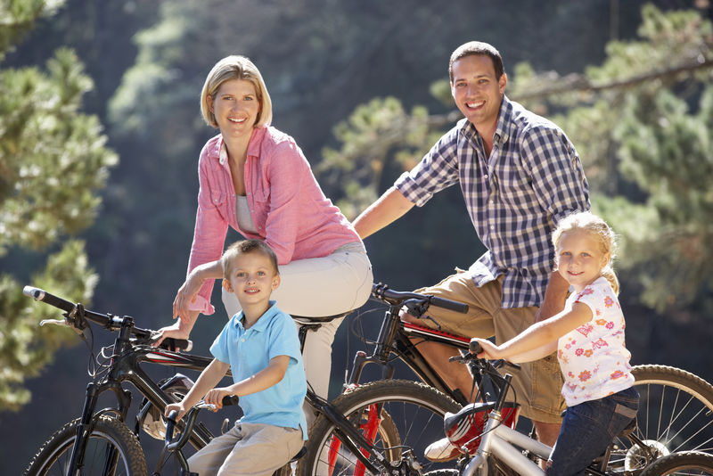 骑乡村自行车的年轻家庭