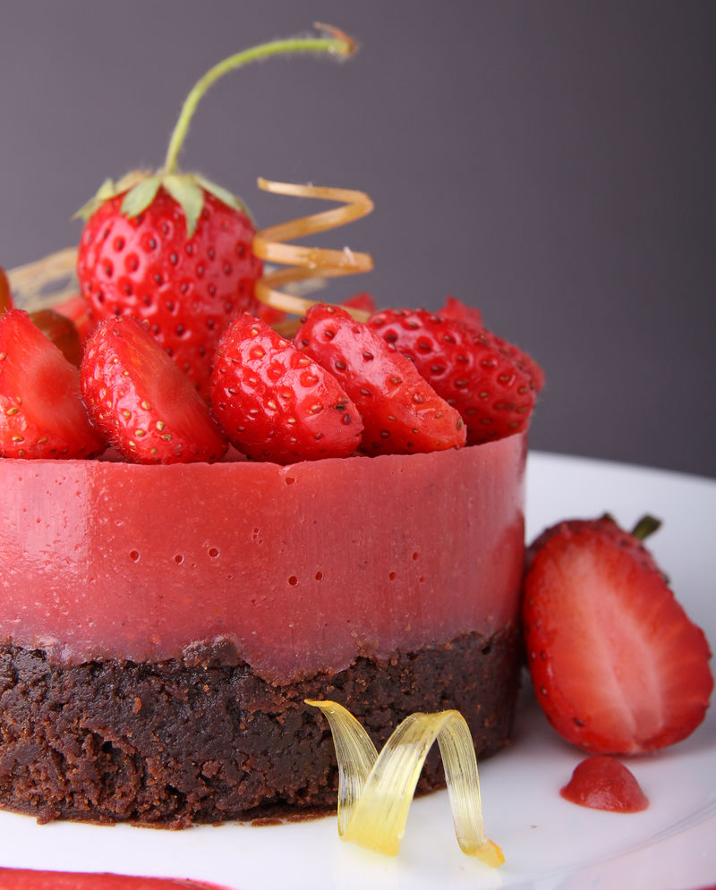 巧克力蛋糕和草莓慕斯