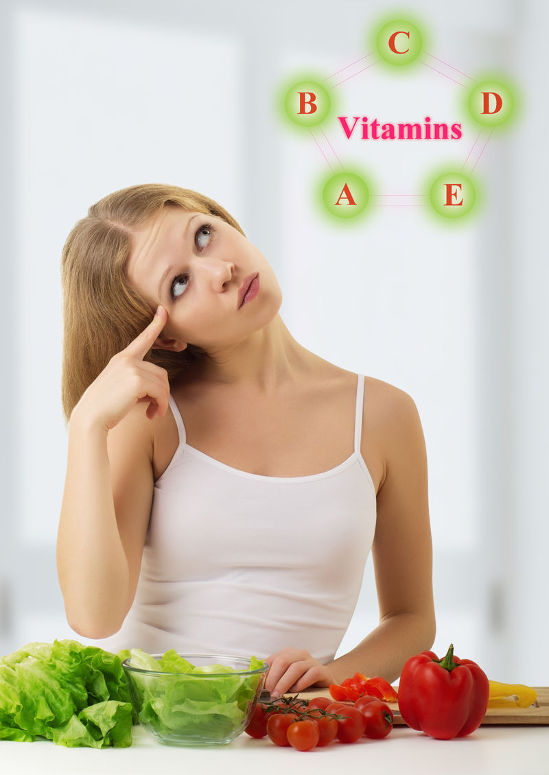 有蔬菜的漂亮年轻女子选择富含维生素V的食物