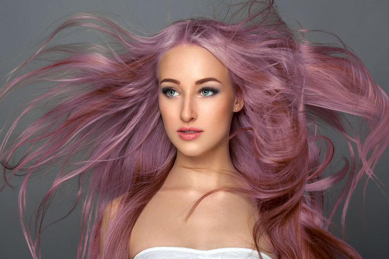 美丽的紫色女人-飘动的头发-美丽的女孩-卷发飘扬-美容美发产品的概念
