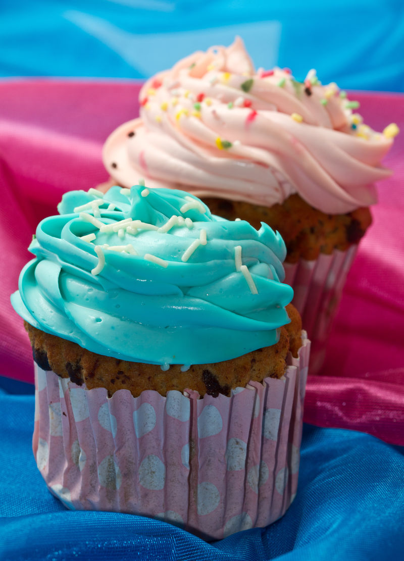 蓝色和粉色纸杯蛋糕