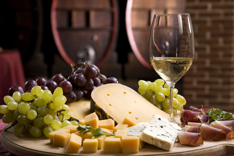 白葡萄酒配奶酪和葡萄