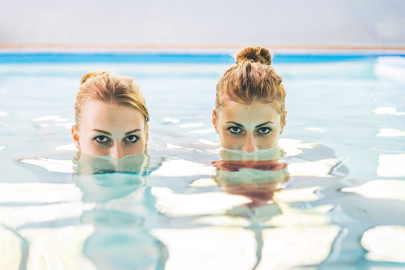 两个女人游泳