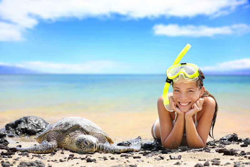 夏威夷海滩女游客带着海龟