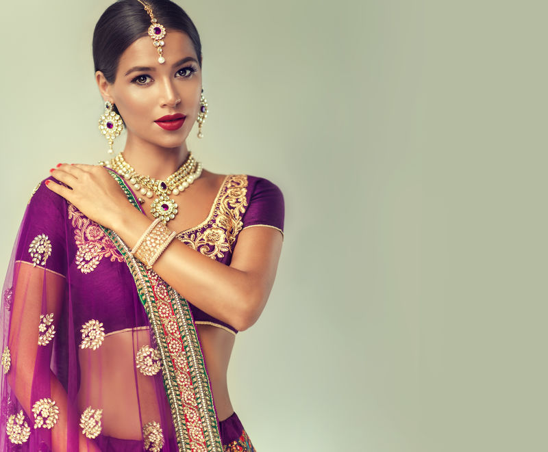 美丽的印度女孩的肖像-年轻的印度教妇女模型与昆丹珠宝套装-传统印度服装Lehenga Choli或Sari