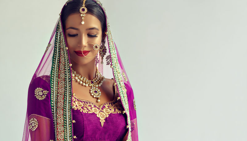 美丽的印度女孩的肖像-传统的印度服装Lehenga Choli或Sari