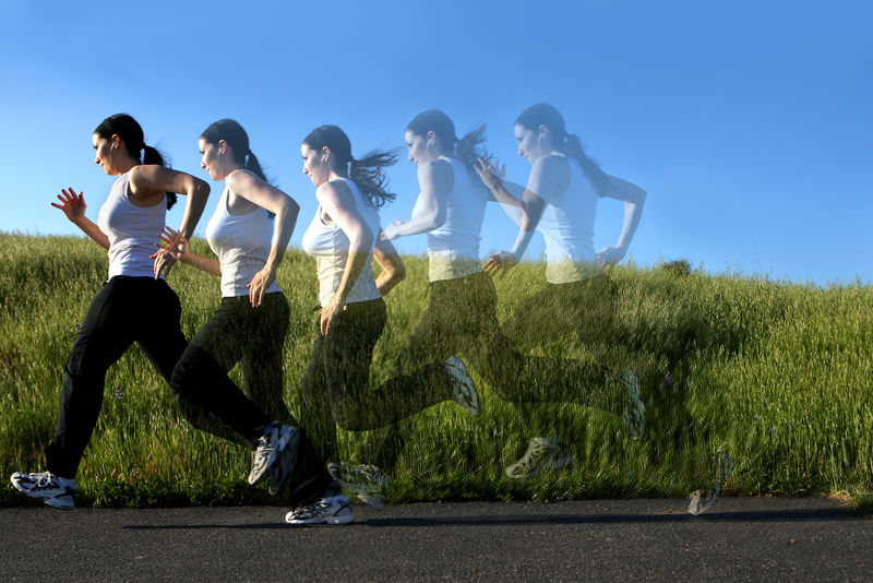 一个女人在一条小路上奔跑-鬼魂的多重图像