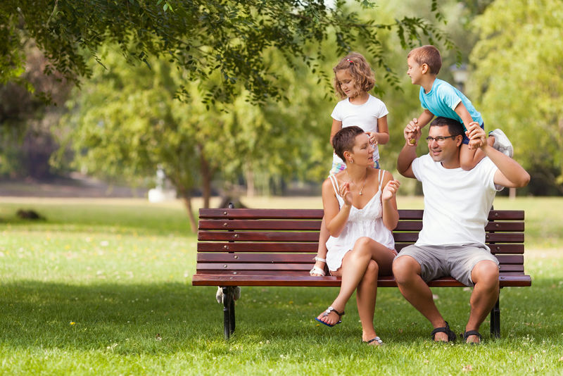 年轻的一家人在公园里玩得很开心