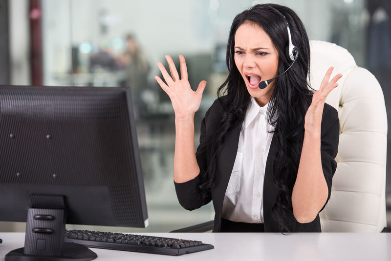 情绪化的女人在呼叫中心工作时正在打电话