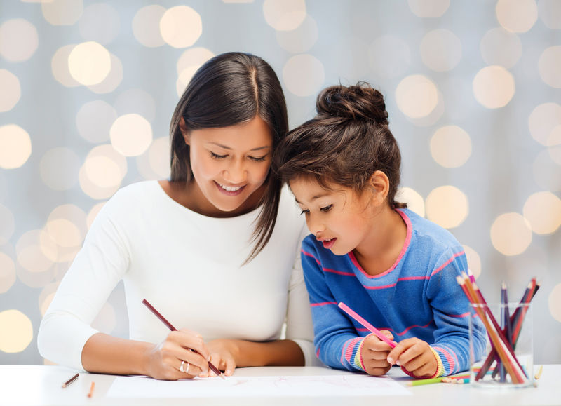 家庭、孩子、创造力和快乐的人概念——快乐的母亲和女儿用铅笔画节日灯背景