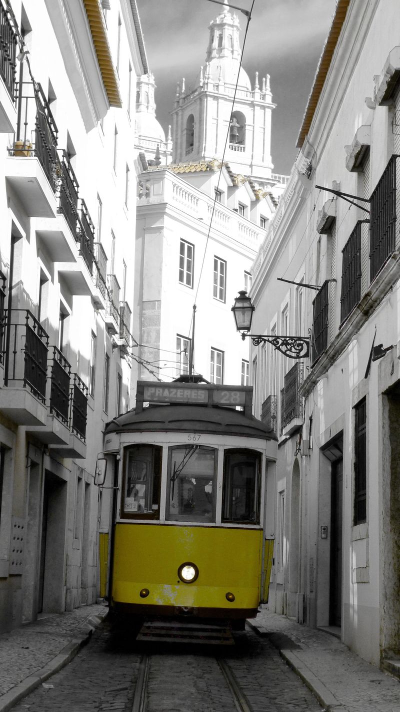葡萄牙-里斯本-2018年6月1日：传统的黄色老式有轨电车沿着城市街道行驶