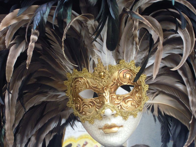 用金色羽毛装饰的威尼斯狂欢节面具特写镜头