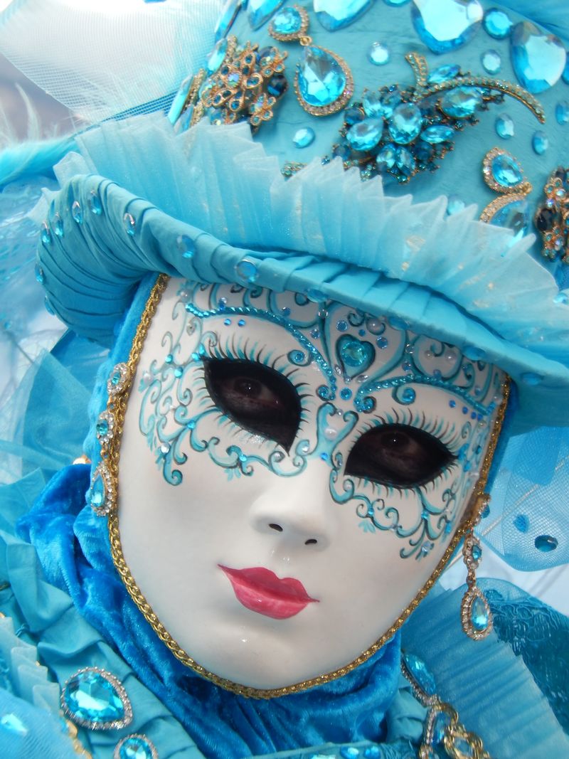 在威尼斯嘉年华（Carnevale di Venezia）上狂欢于传统的精致面具和服装-威尼斯、威尼斯、意大利、欧洲
