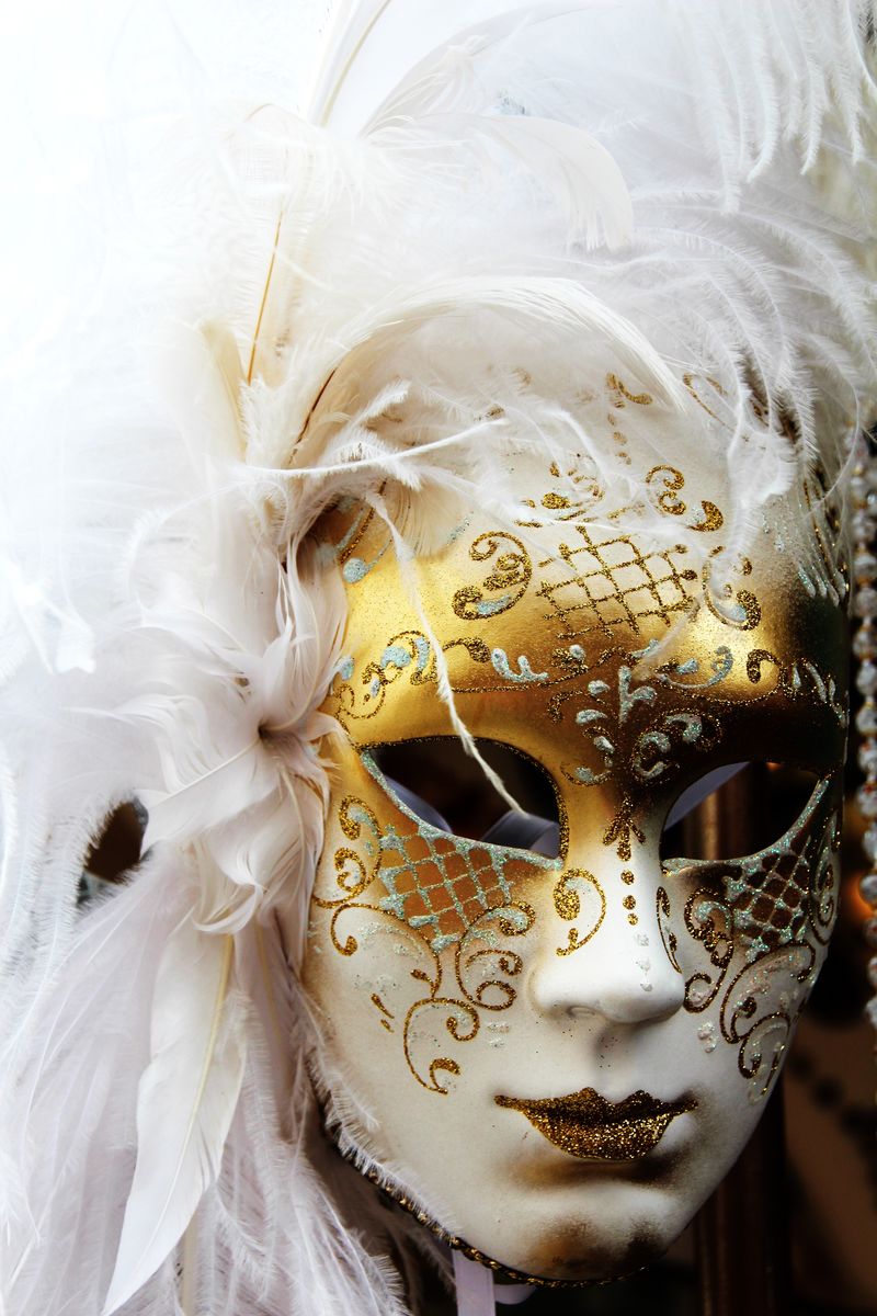 威尼斯嘉年华面具-金色装饰精美的女士面具-带白色装饰的金色脸-嘉年华期间去威尼斯
