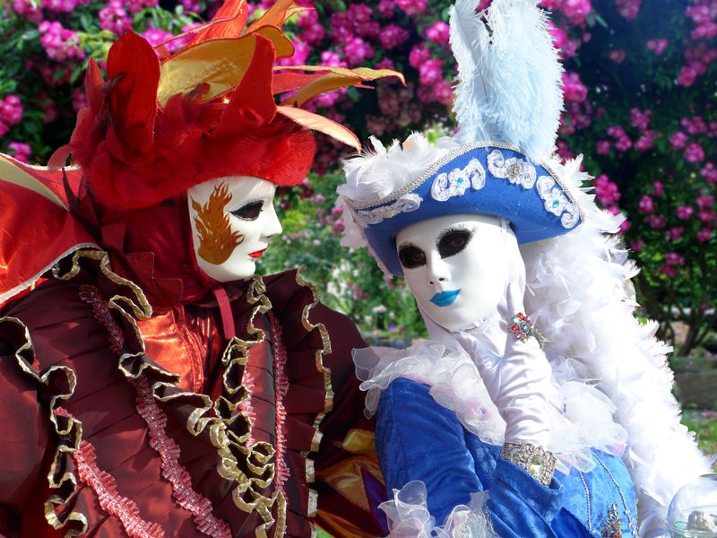 意大利威尼斯——2017年2月26日：威尼斯狂欢节上身份不明的伪装者-威尼斯狂欢节是一个一年一度的节日-以其精致的面具闻名于世