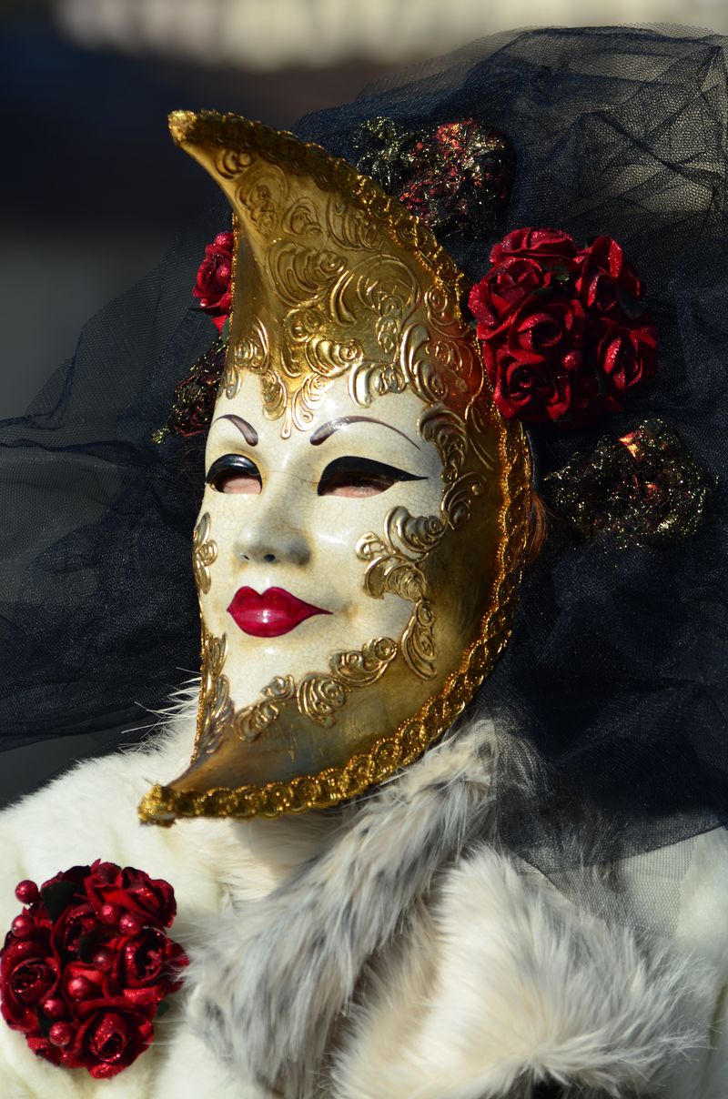 意大利威尼斯——2018年2月5日——2018年狂欢节的面具-威尼斯嘉年华是在意大利威尼斯举行的一年一度的节日-这个节日以其精心制作的面具而闻名于世