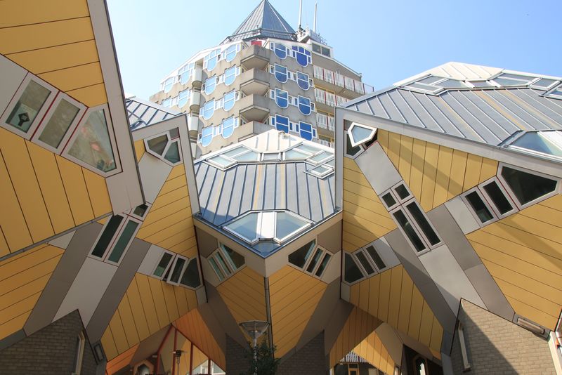 鹿特丹-荷兰-2016年7月16日：鹿特丹立方体房屋（Kubuswoningen）-荷兰建筑师Piet Blom在70年代后期设计了鹿特丹的立方体房屋