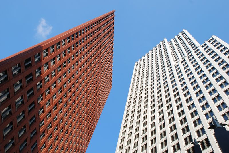 在蓝天衬托下的城市现代化高层建筑