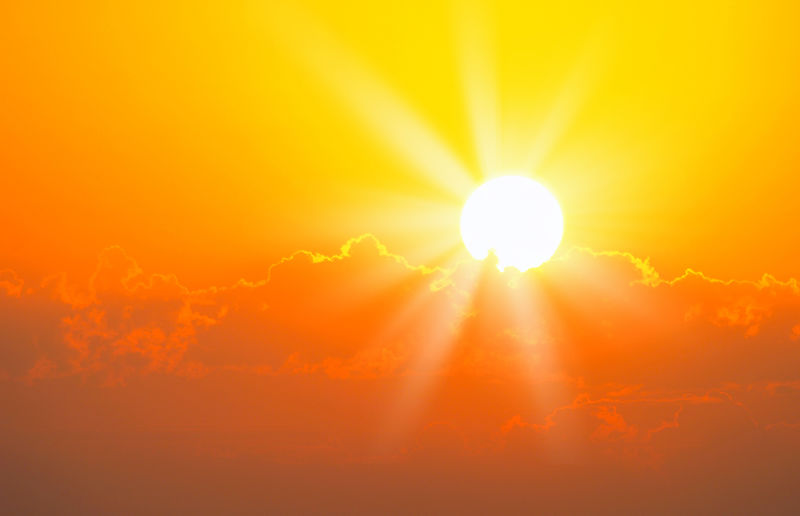 在爱荷华州云层上灿烂的橙色日出-在凉爽的春天早晨有明亮的黄色太阳