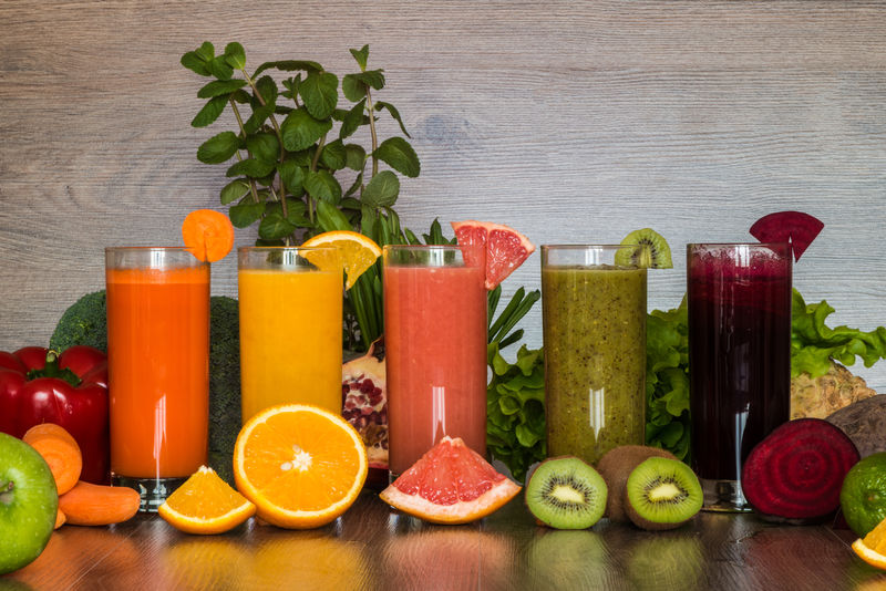 排毒饮食。健康饮食。不同颜色的新鲜果汁、蔬菜和水果