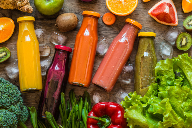 排毒饮食。健康饮食。不同颜色的新鲜果汁、蔬菜和水果