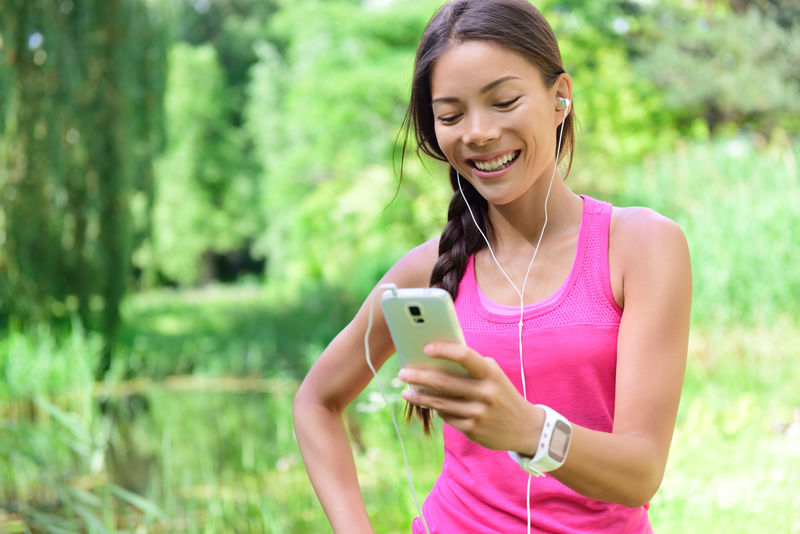 女性跑步者在社交媒体上分享跑步数据