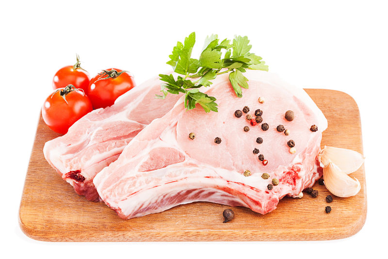 生肉：新鲜牛肉、猪肉片、大蒜和绿色木材-白底隔离