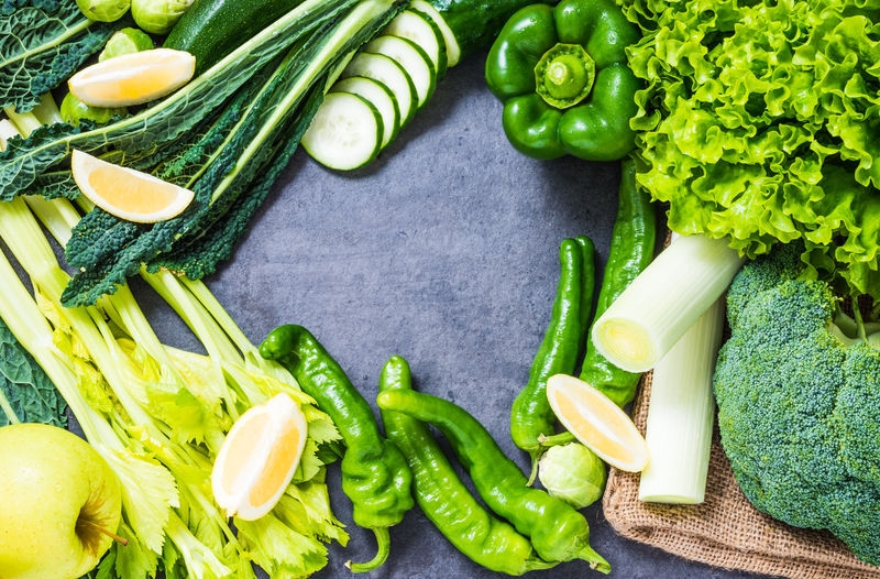 蔬菜绿色和水果成分为冰沙，排毒，顶视图复印空间。