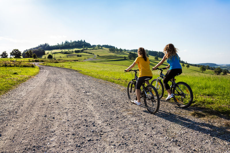 健康的生活方式-年轻女性骑自行车