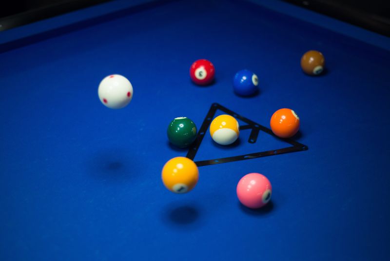 Billiard Game Details：Balls-Cue-Table.