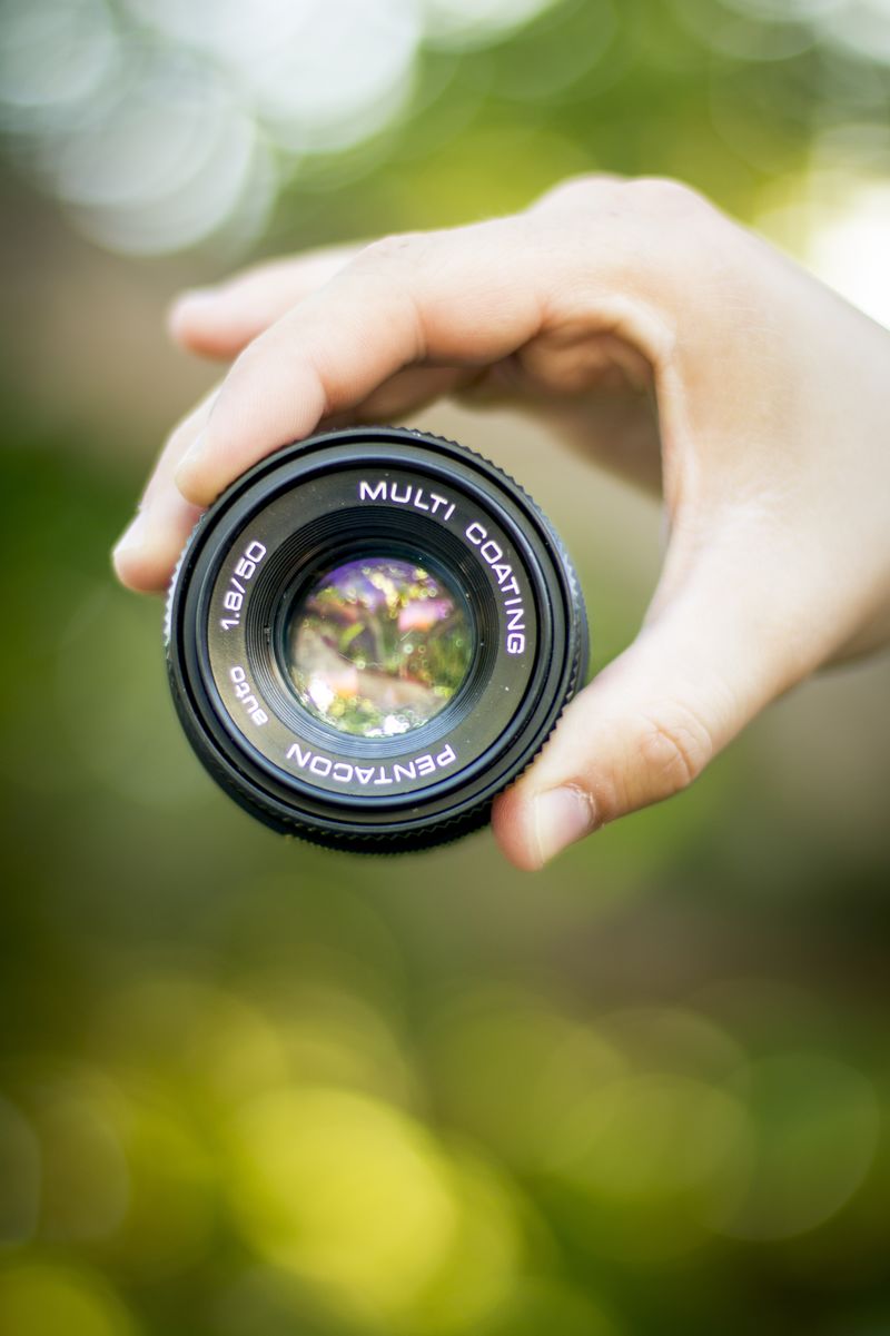 摄影视图相机摄影师镜头镜头镜头通过视频摄影数码玻璃手模糊聚焦人的概念-库存图像