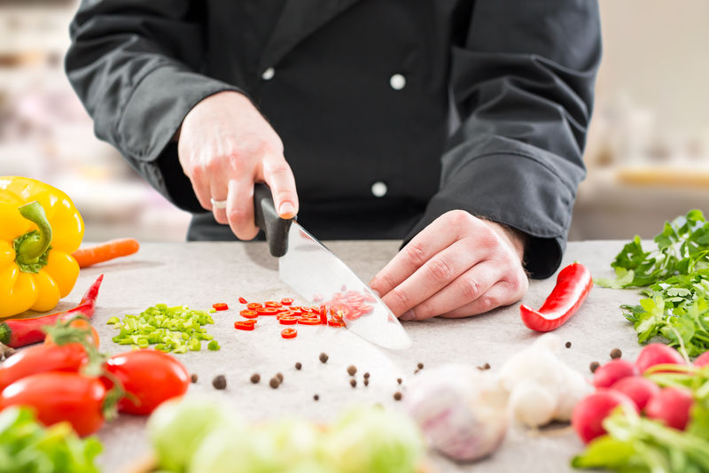 厨师在切蔬菜。