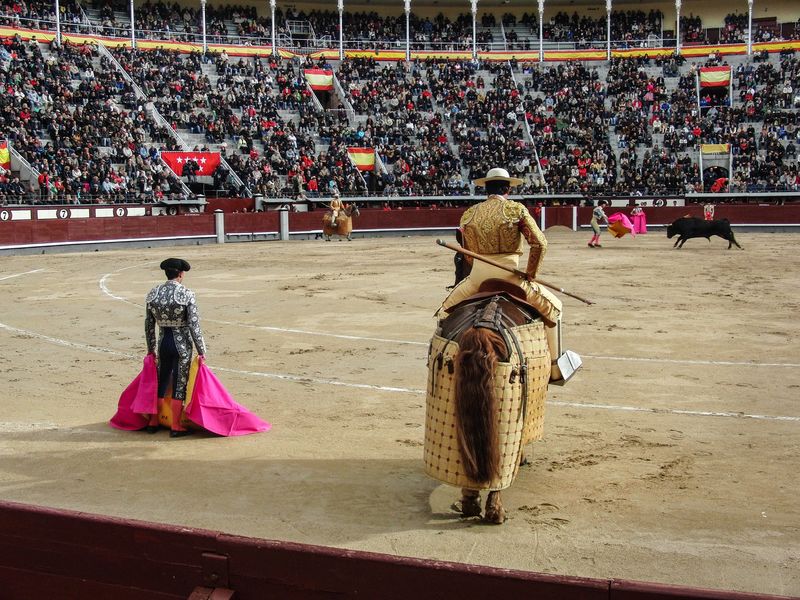 Jaen-西班牙-2010年10月18日：西班牙斗牛士Enrique Ponce用拐杖在Jaen斗牛场斗牛