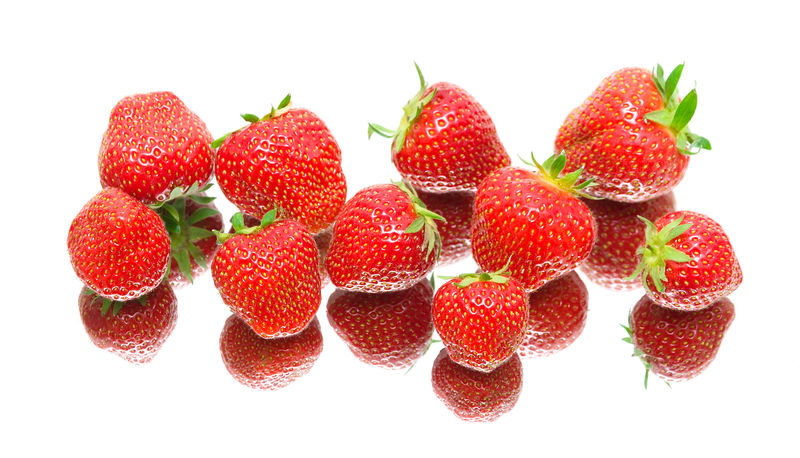 成熟草莓的浆果。白色背景-顶视图。
